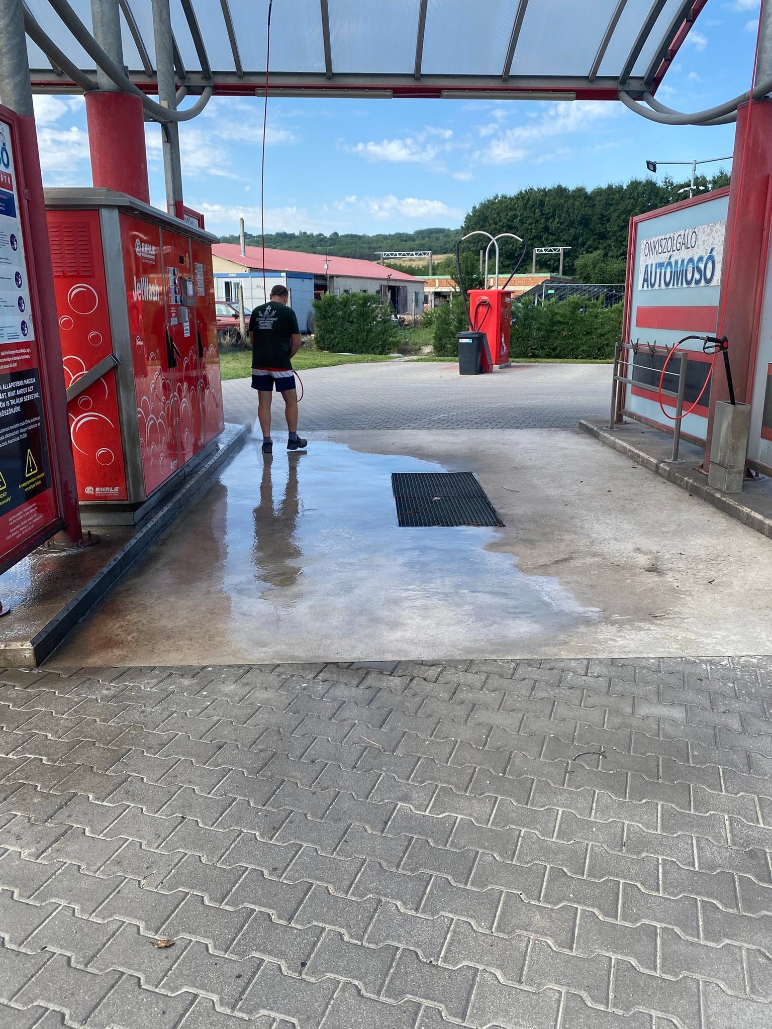 Autómosó udvarának magasnyomású tisztítása